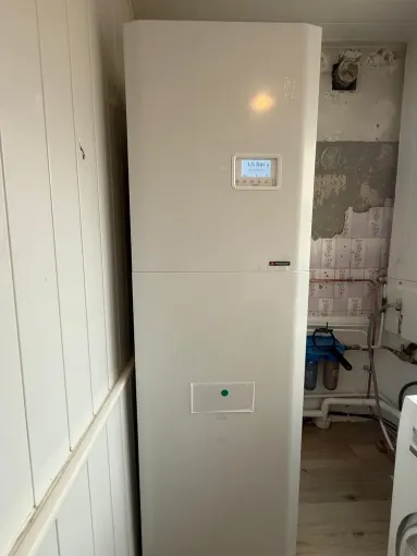 Installation d'une pompe à chaleur air-eau FRISQUET à Gargenville, Versailles, I.S.T.F