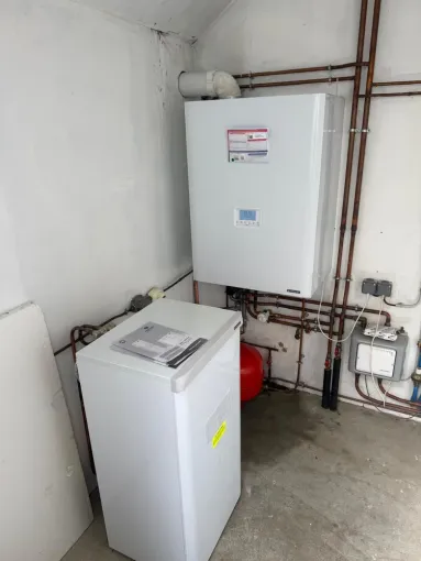 Installation d'un UPEC de 120 litres de la marque Frisquet pour le groupe scolaire Julien Cochin dans les Yvelines, Versailles, I.S.T.F